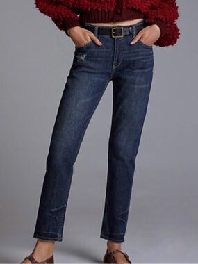 Pilcro Anthropologie the heritage boyfriend jeans in a dark wash blue Size 28.